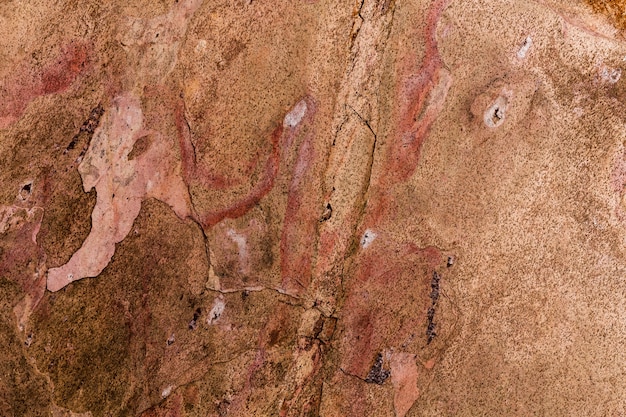 Struttura impilata arrugginita della parete di pietra