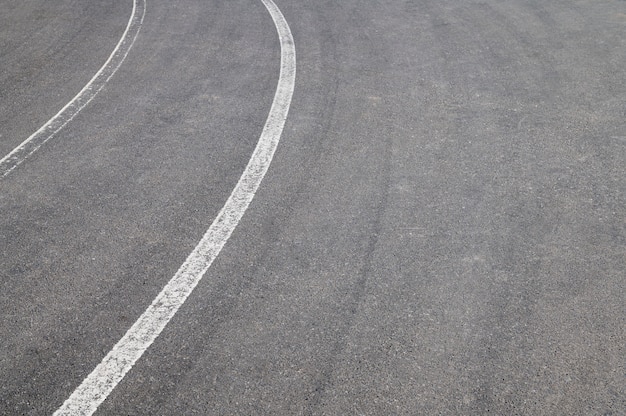 Struttura in ciottoli all'aperto con linee di vernice