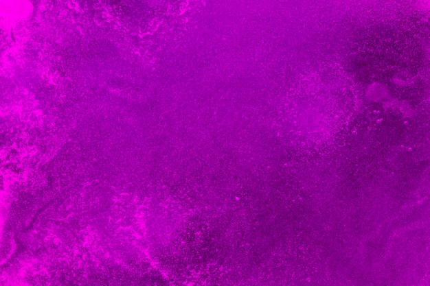 Struttura spumosa su liquido colorato viola
