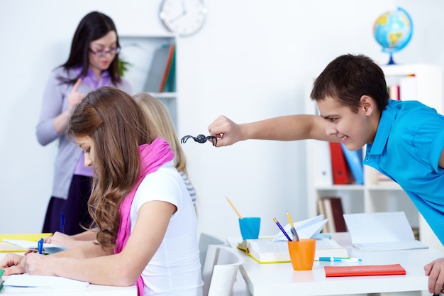 studente allegra con un ragno di plastica