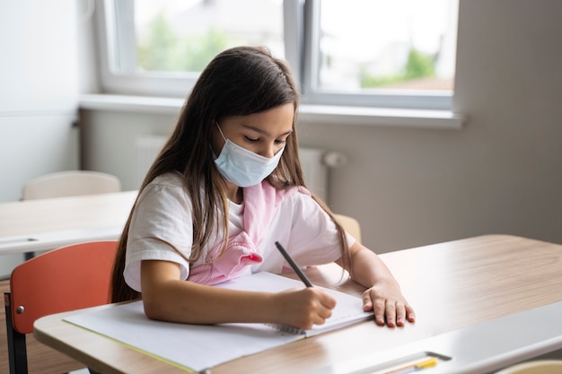 Studente bambino che impara a scuola