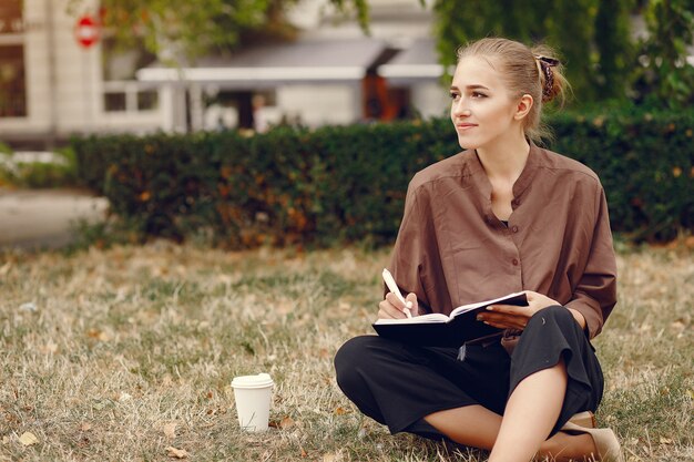 Studente carino che lavora in un parco e utilizza il notebook