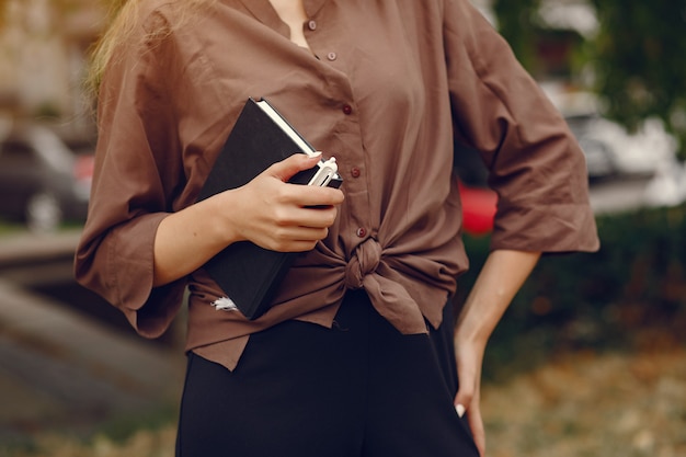 Studente carino che lavora in un parco e utilizza il notebook