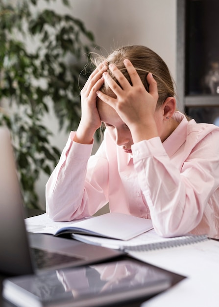 Studente che cerca di capire qualcosa in classe