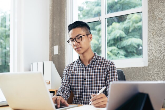 Studente che lavora al computer portatile