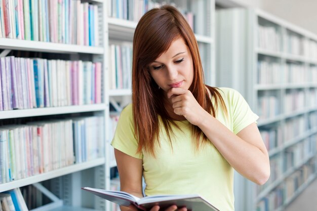 Studente che legge in biblioteca