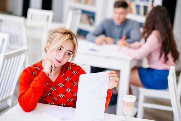 Studente che legge la pagina con le note