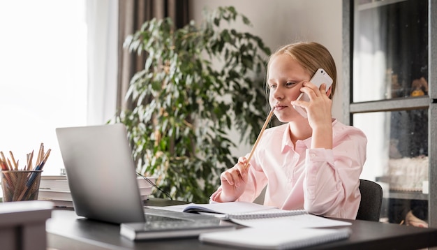 Studente che parla al telefono a casa