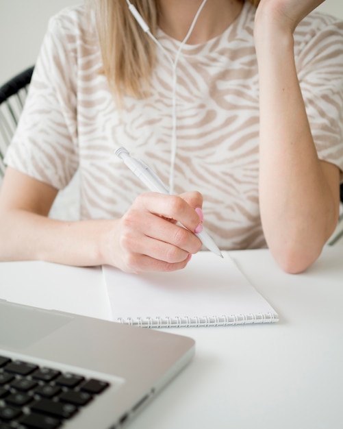 Studente che prende appunti dal corso online