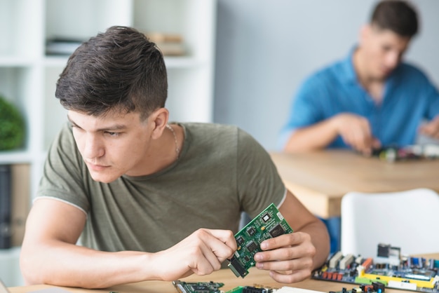 Studente che ripara le apparecchiature hardware del computer