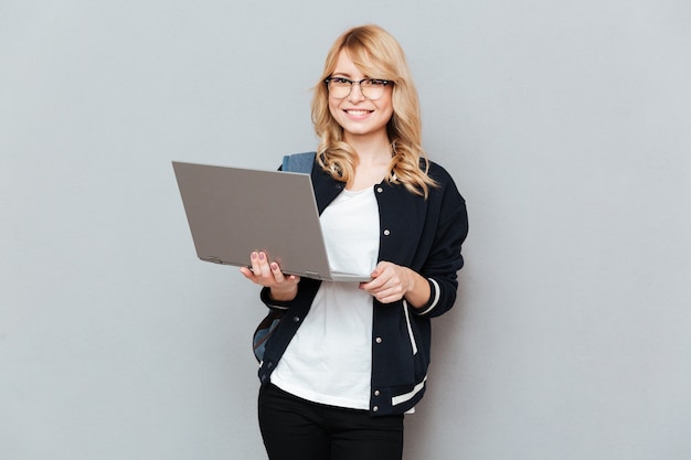 Studente che utilizza computer portatile