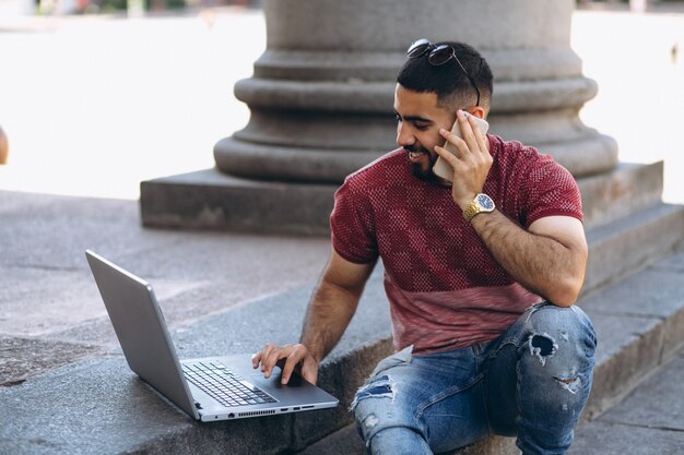 Studente con computer portatile dall&#39;università