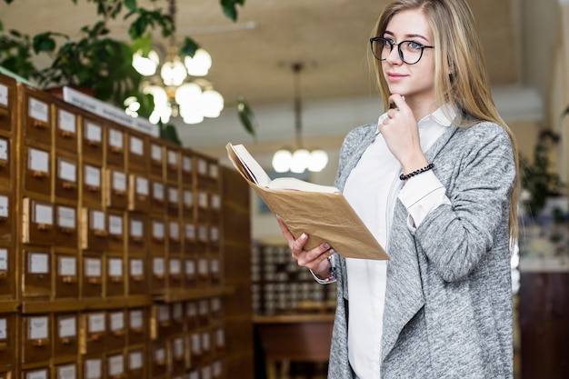 Studente con il pensiero del libro