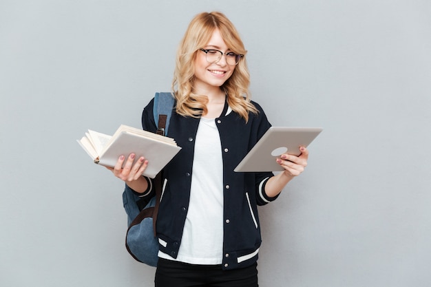 Studente con tablet e libro