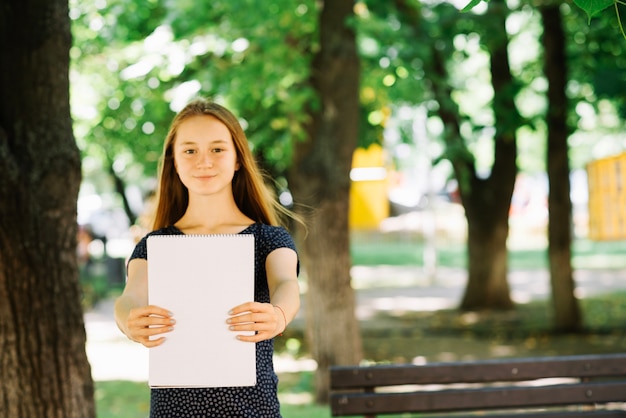 Studente di contenuto che dimostra il blocco note