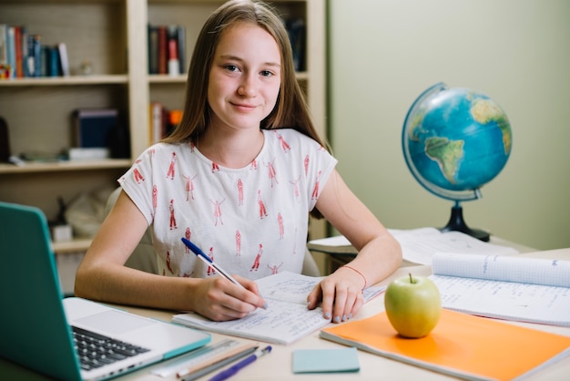 Studente di contenuto sul posto di lavoro con gli studi