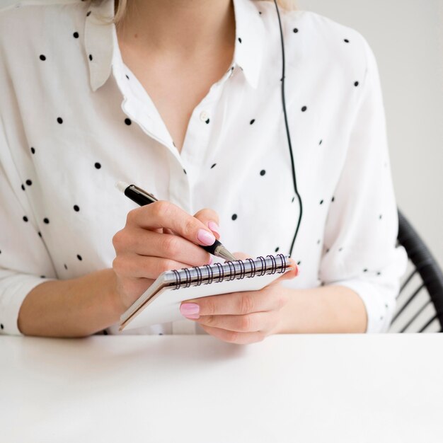 Studente di corsi remoti online che prende appunti