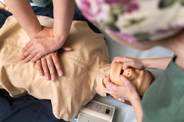 Studente di medicina che fa pratica in un ospedale