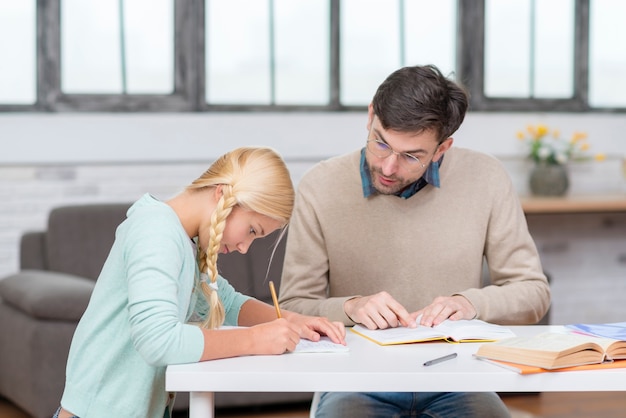 Studente e insegnante guardando i libri