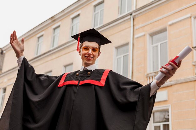 Studente felice di angolo basso