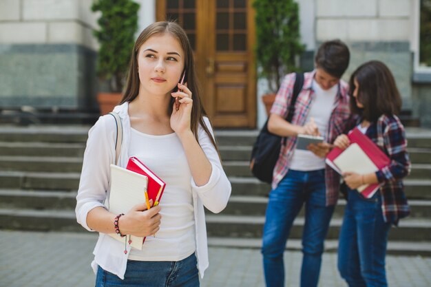 Studente femminile vicino al college