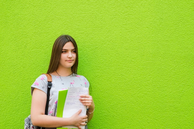 Studente fiducioso Pensive su verde