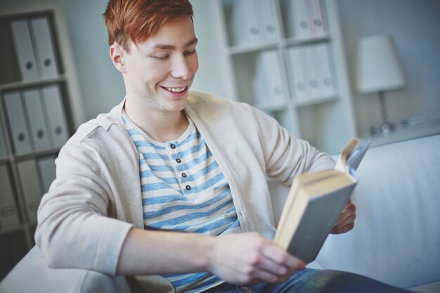 Studente godendo di un libro