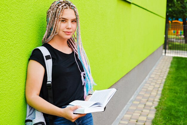 Studente grazioso posing in università