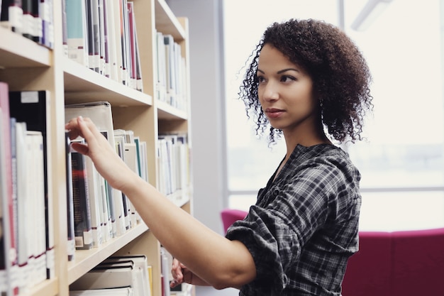 Studente in biblioteca