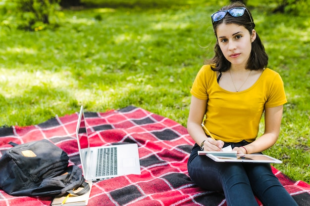 Studente in posa e scrittura