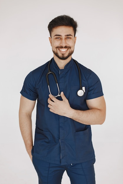 Studente internazionale di medicina. Uomo in uniforme blu. Medico con lo stetoscopio.