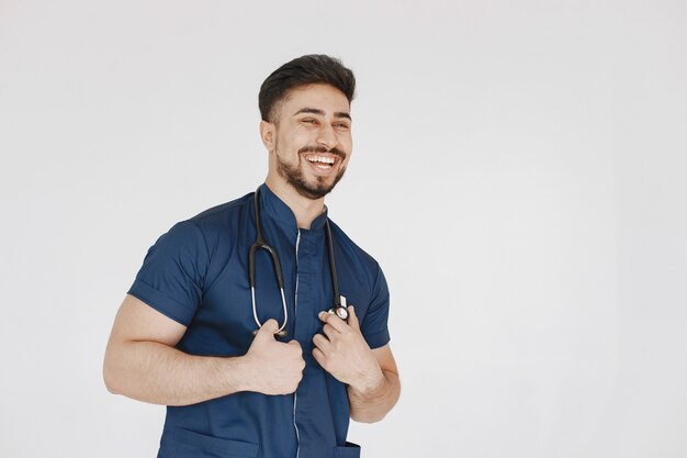 Studente internazionale di medicina. Uomo in uniforme blu. Medico con lo stetoscopio.