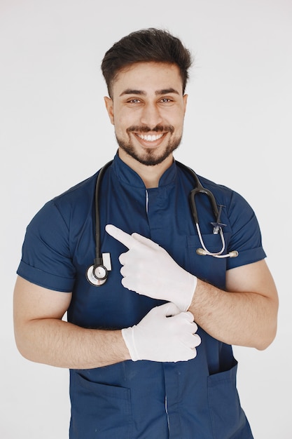 Studente internazionale di medicina. Uomo in uniforme blu. Medico con lo stetoscopio.