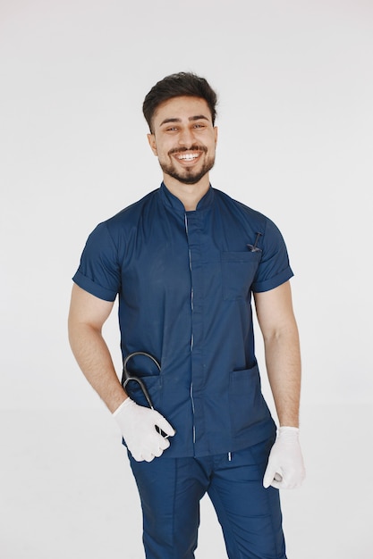 Studente internazionale di medicina. Uomo in uniforme blu. Medico con lo stetoscopio.