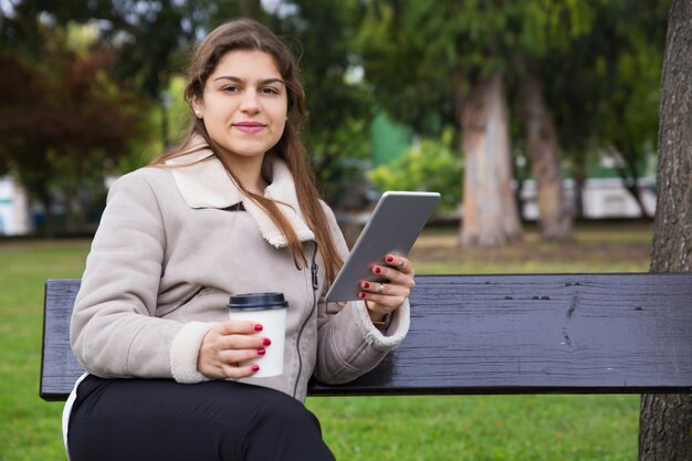 Studente latino positivo che si gode la pausa caffè