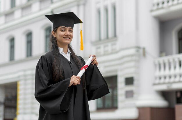 Studente laureato a tiro medio