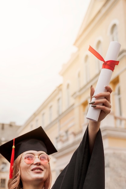 Studente orgoglioso con diploma