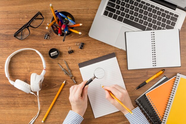 Studente piatto laico facendo problemi di geometria sul blocco note