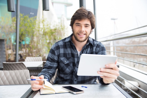 Studente positivo che naviga in internet