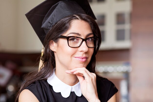 studente sensuale con la mano sul mento