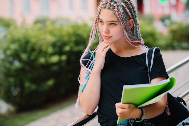 Studente sognante con trecce