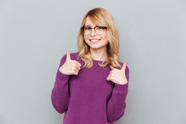 Studente sorridente che mostra i pollici in su