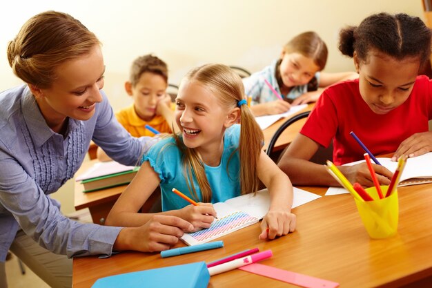 Studentessa avere un buon tempo con l&#39;insegnante