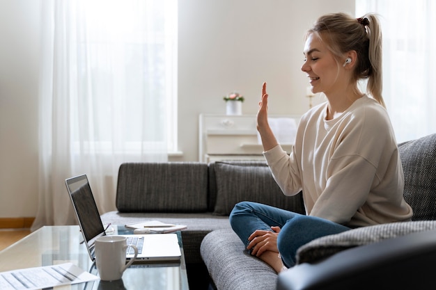 Studentessa che ascolta il suo insegnante di inglese