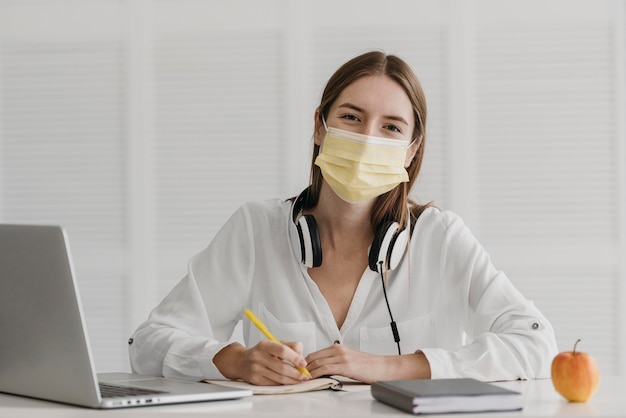 Studentessa che frequenta il corso vista frontale