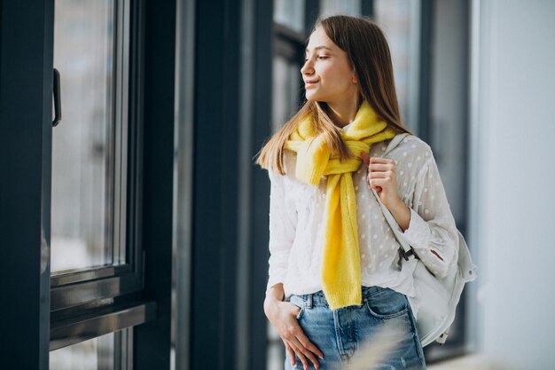 Studentessa che sta con le cartelle variopinte