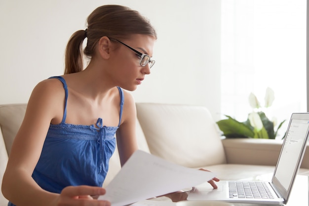 Studentessa che studia lontano da casa