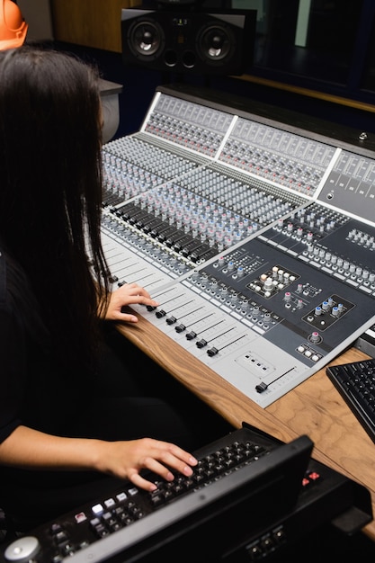 Studentessa con mixer audio