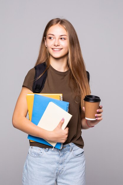 Studentessa della giovane donna con il telefono isolato sulla parete bianca