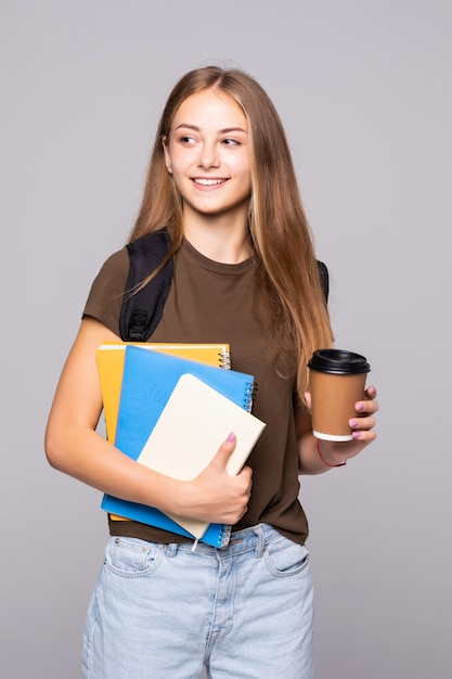 Studentessa della giovane donna con il telefono isolato sulla parete bianca